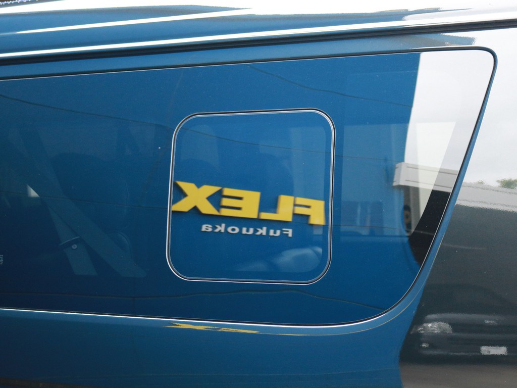 パワースライドドアが無い側は小窓が設置されています。走行中に換気をしたり、外の風景を直接見ることが可能です。