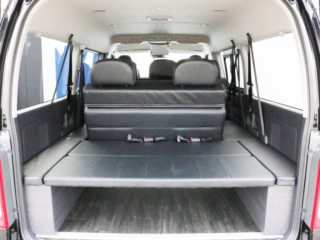 リアハッチを開くとシートアレンジVer5の最後部が現れます。ここがベッド部分になったり、2段式の物置になったり、3人掛け4列目シートになったりと多様に変化します。
