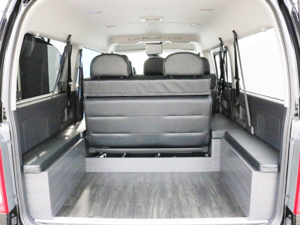 パネル部分を2枚取り外すとワゴンなのに十分な荷室スペースを確保することが可能です。Ver5は通常の跳ね上げ式4列目シートを2つとも撤去し、最後部に解放感を与えているのが特徴です。