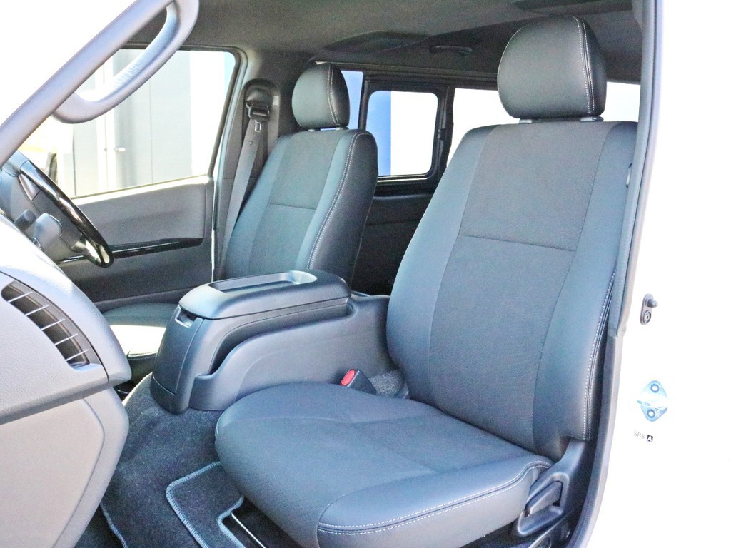 ダークプライムⅡ特別仕様車なので、専用のハーフレザーシートが設置されています。そのままハーフレザーシートを楽しむことも、追加でシートカバーを設置することも可能です。