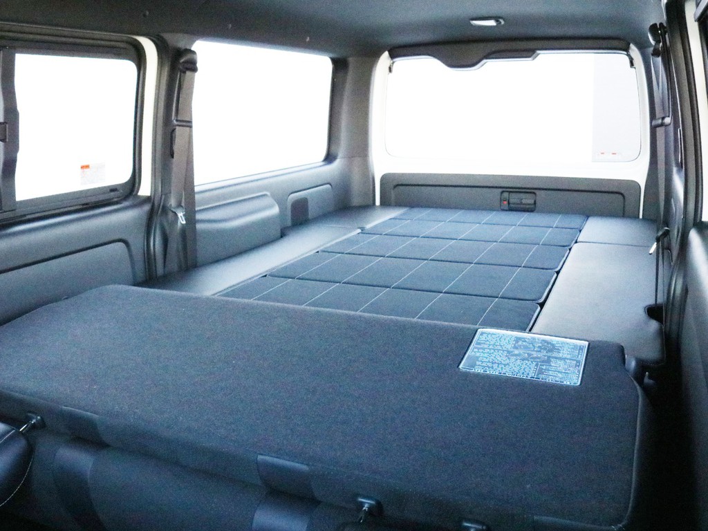 2列目シートを倒すことによって、荷室全体がほぼフルフラット状態になります。
