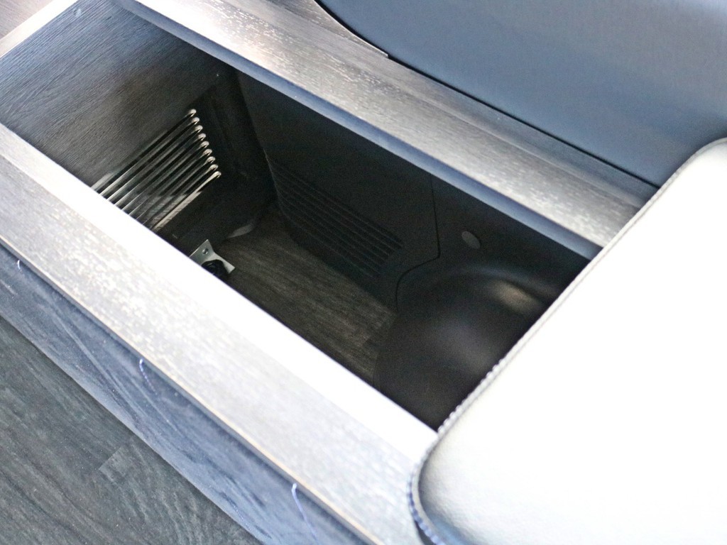 ハイエース専用のシートアレンジなので、荷室に設置されたヒーター用の通風孔がしっかり確保されています。