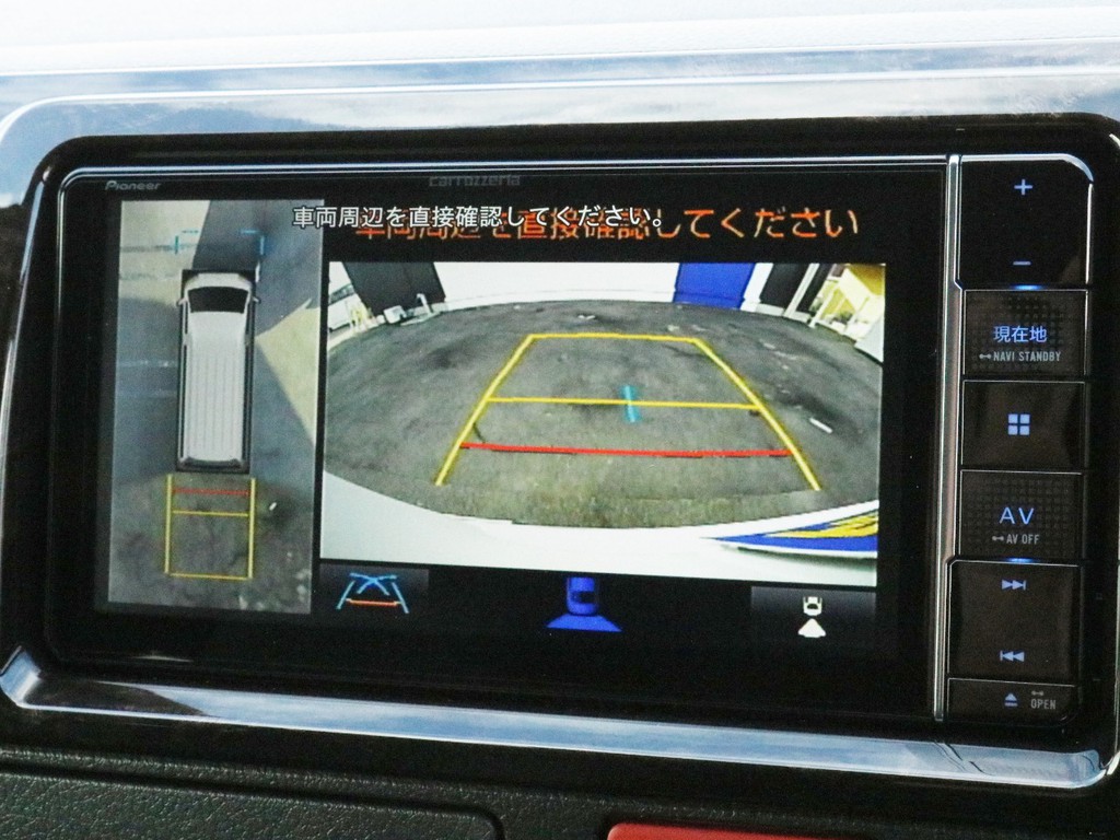カロッツェリアSDフルセグナビを搭載！　ナビとしては勿論、オーディオや映像モニターとしてもご活用頂けます。バックカメラやパノラミックビューモニターの映像はナビモニターに出力されます。