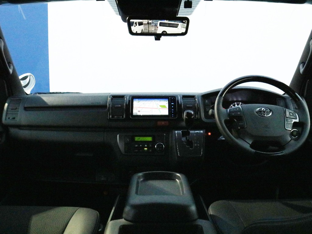 基本的な装備が揃っていますが、更なるカスタムの余地も有ります！　ラバーマットやシートカバーを装着する等のライトカスタムは勿論、床張り施工やスライドフロア設置等のヘビーなカスタムも歓迎！