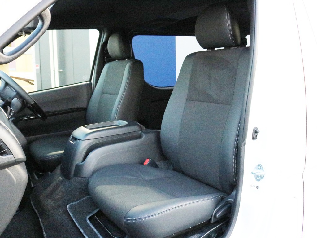 ダークプライムⅡ特別仕様車なので専用のハーフレザーシートが設置されています。そのままハーフレザーシートを楽しむことも、追加でシートカバーを設置することも可能です。