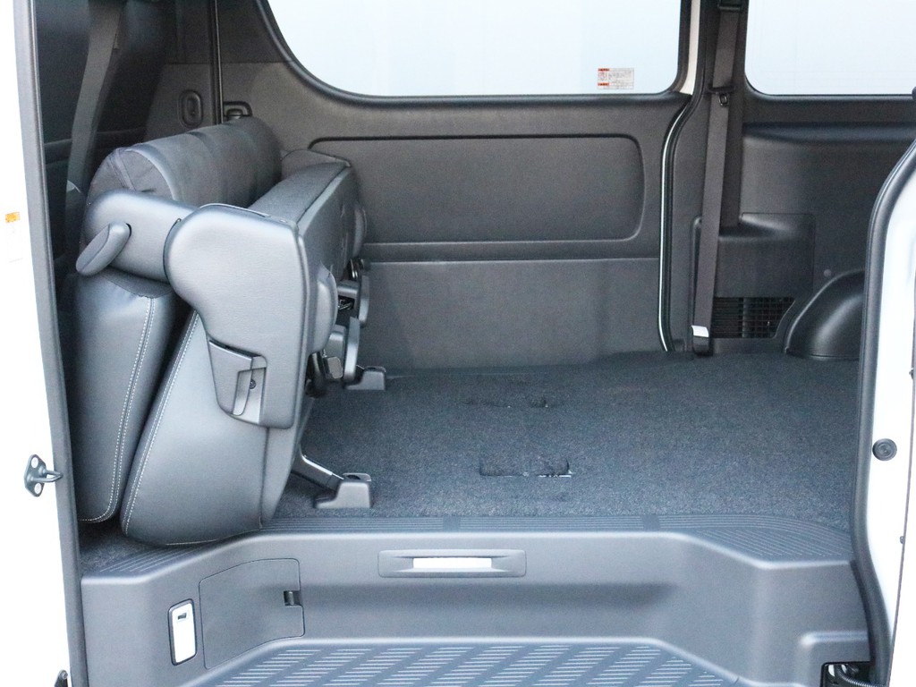 2列目シートを前方へ跳ね上げ収納することによって、より広い荷室スペースを確保する事が可能です。