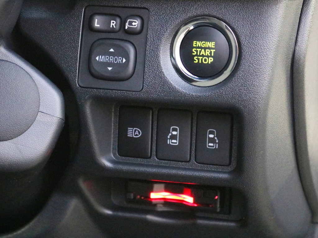 ダークプライムⅡ特別仕様車なのでプッシュスタート＆スマートエントリーを標準装備！　オートハイビームも完備しています。　勿論、ハイウェイドライブの必需品ＥＴＣもビルトイン済みです！