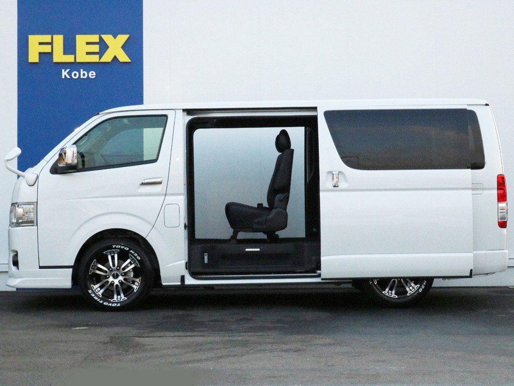 バンタイプは両側にスライドドアが設置されています。荷物の積み下ろしや人の乗り降りが左右どちらからでも可能です。