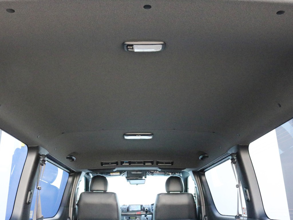 ダークプライムⅡ特別仕様車なのでダークルーフ＆ブラックピラーになっています。業務車両のイメージがあるハイエースバンの内装に高級感が溢れています。