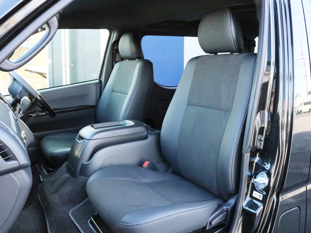 ダークプライムⅡ特別仕様車なので専用のハーフレザーシートが設置されています。そのままハーフレザーシートを楽しむことも、追加でシートカバーを設置することも可能です。