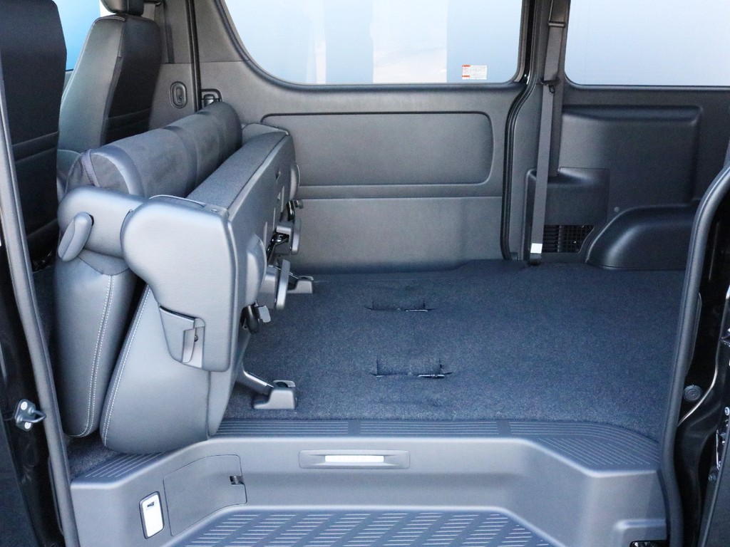 2列目シートを前方へ跳ね上げ収納することによって、より広い荷室スペースを確保する事が可能です。