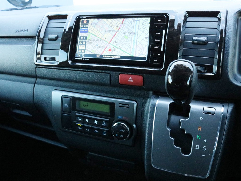 ダークプライムⅡ特別仕様車なのでハンドルやシフトノブやパネル部分が専用の黒木目調になっています。コックピットに高級感が漂います。
