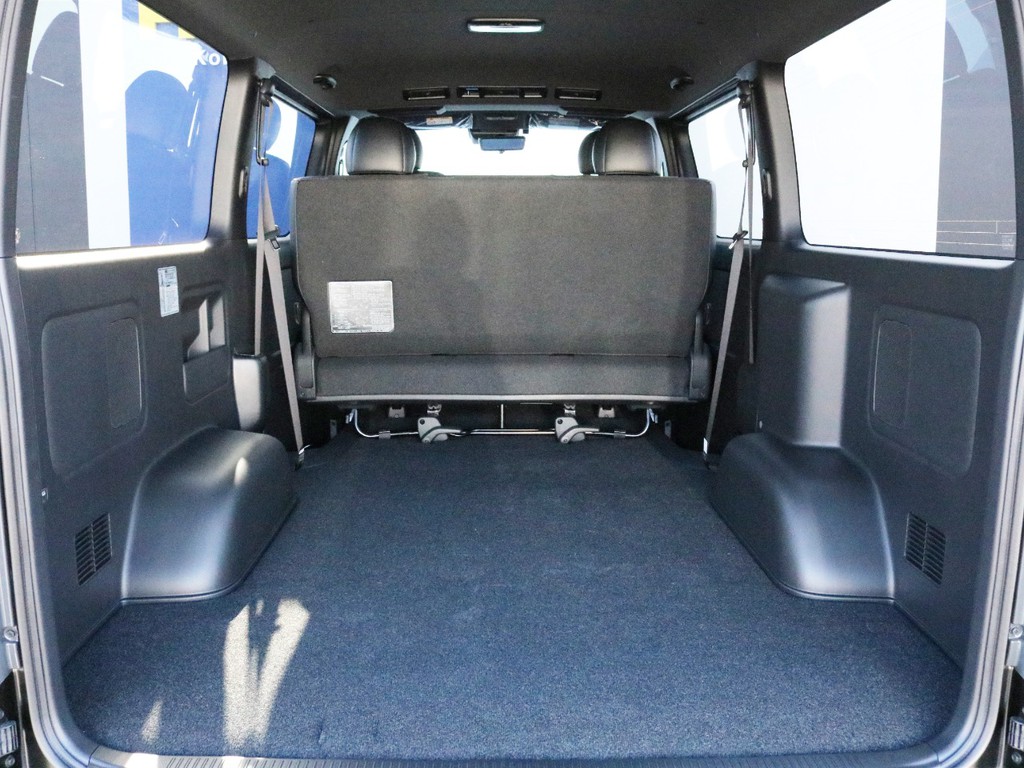 リアゲートを開くと十分な荷室スペースが確保されています。ベッドキット等の追加カスタムも喜んでお受け致します！