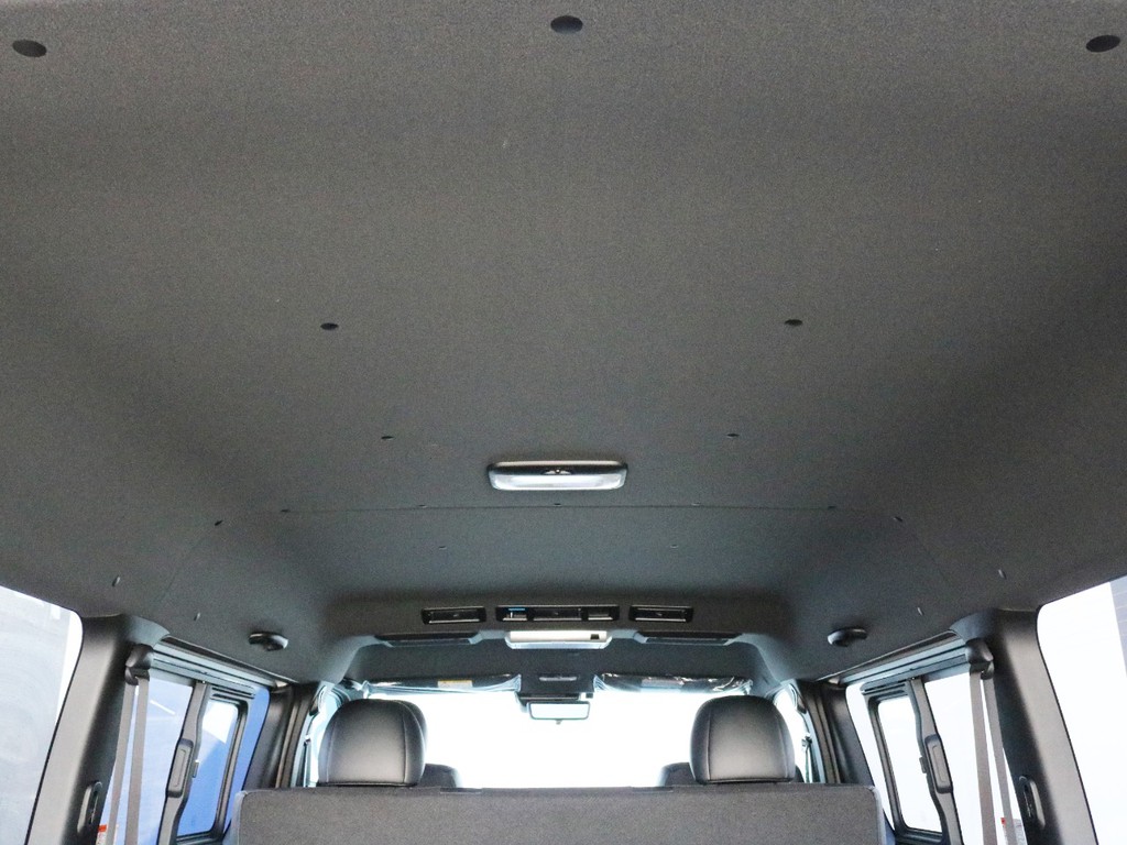 ダークプライムⅡ特別仕様車なのでダークルーフ＆ブラックピラーになっております。車内に高級感が漂います。