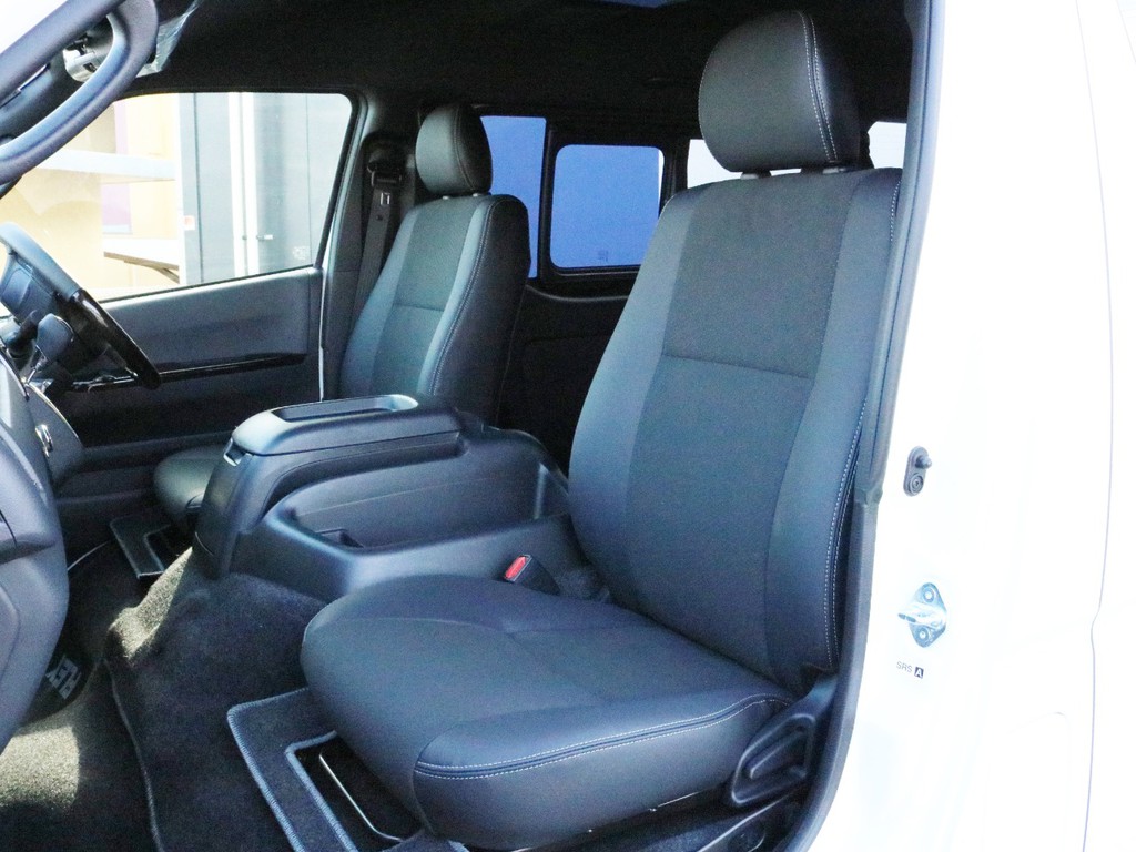 ダークプライムⅡ特別仕様車なので専用のハーフレザーシートになっております。このままハーフレザーシートを楽しむのも、シートカバーを追加装着するのも貴方次第！