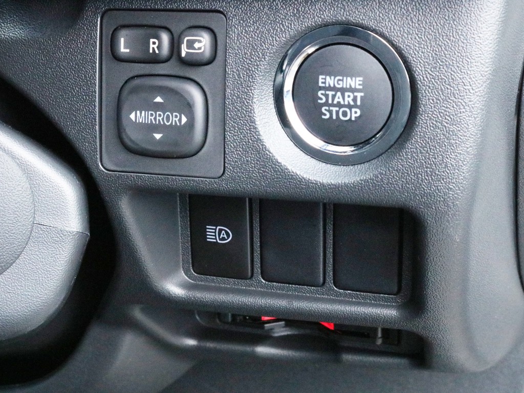 ダークプライムⅡ特別仕様車なのでプッシュスタート＆スマートエントリーが標準装備されています。勿論、ハイウェイドライブの必需品ETCも完備しています。