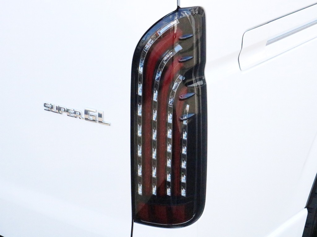 FLEX 煌レッドLEDテールランプを装着！　視認性、デザイン性共に優れた一品です。