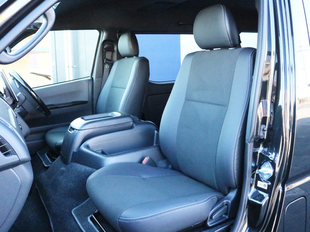 ダークプライムⅡ特別仕様車なので専用のハーフレザーシートが設置されています。そのままハーフレザーシートを楽しむのも、追加でシートカバーを設置するのも貴方次第！