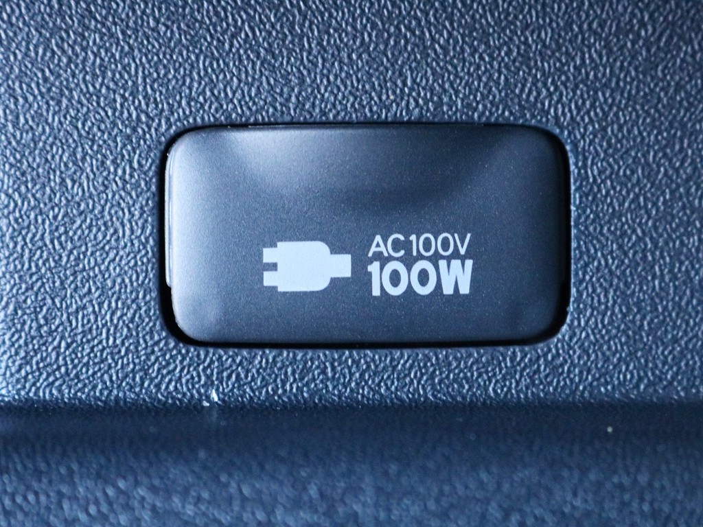 あると便利なアクセサリーコネクターAC100V電源を完備！　携帯等、モバイル端末の充電などにご活用頂けます。