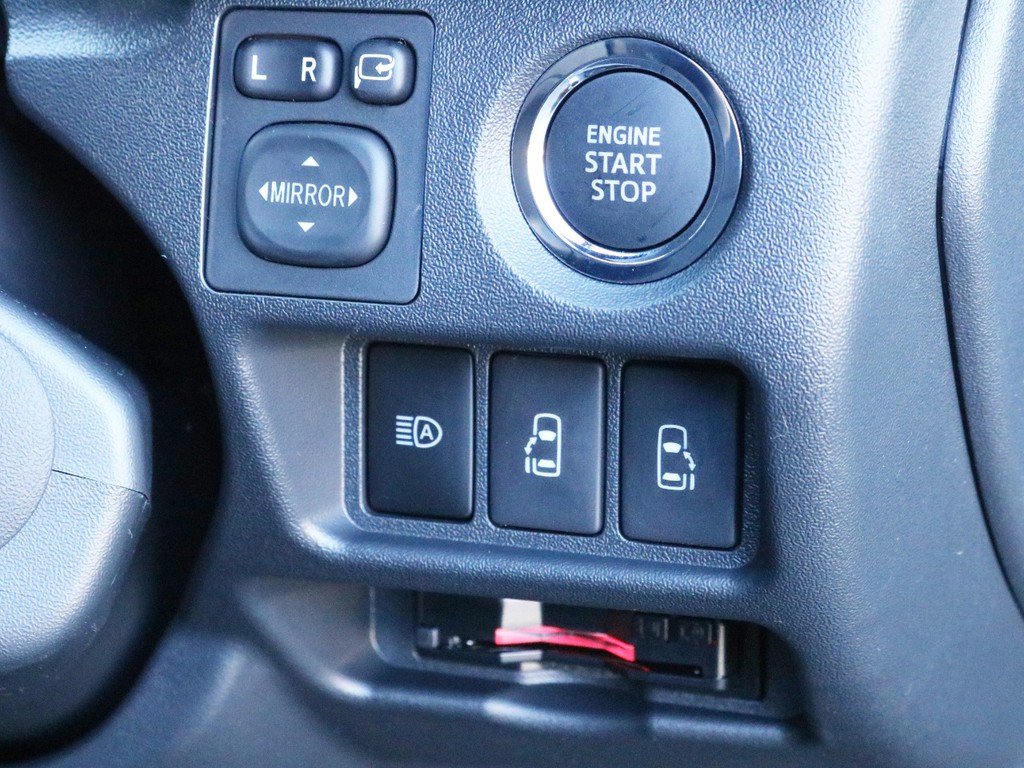 ダークプライムⅡ特別仕様車なのでプッシュスタート＆スマートエントリーを標準装備！　勿論ハイウェイドライブの必需品ETCも完備しています。