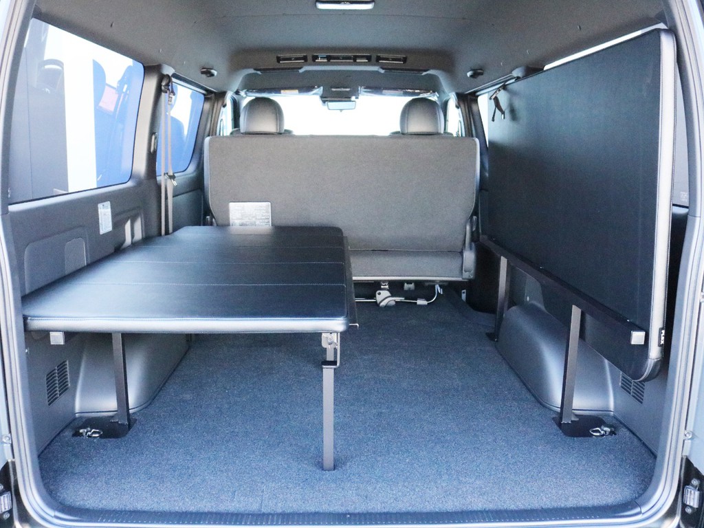 片側を跳ね上げ収納することによって停車時のベンチシートとしても活用頂けます。勿論、荷物の収納棚としても活用頂けます。
