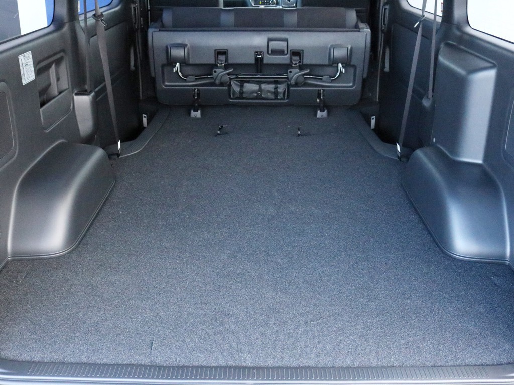 2列目シートを前方へ跳ね上げ収納することによって、より広い荷室スペースを確保することが可能です。