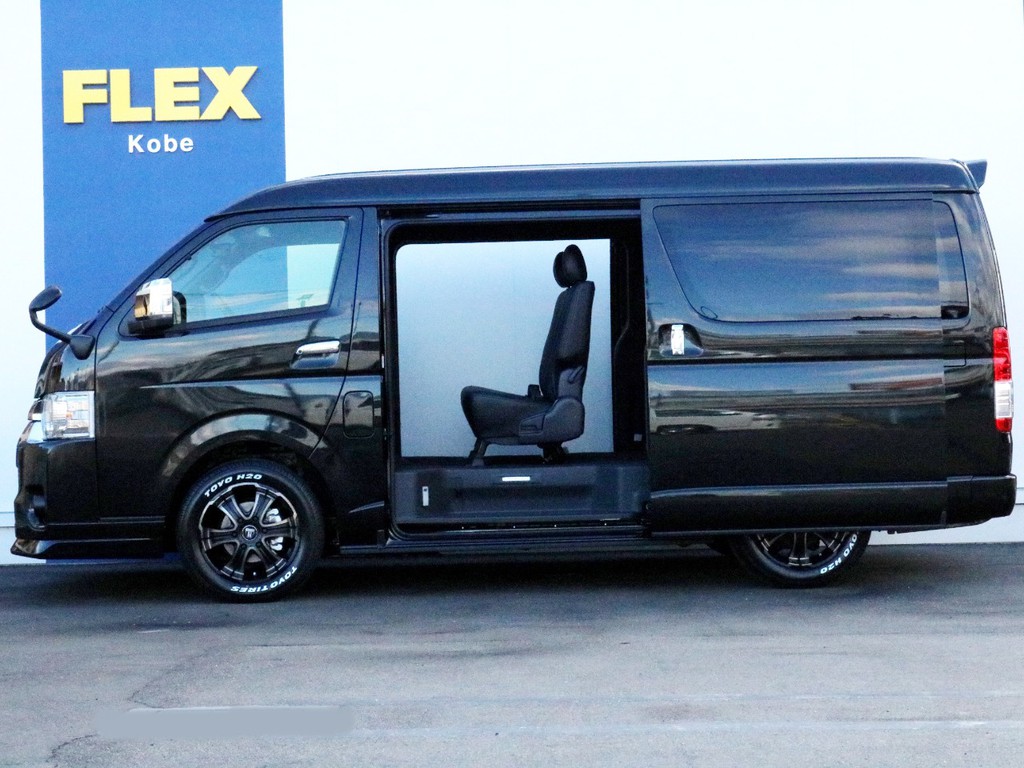 両側パワースライドドア付きなので乗り降りがとても楽です。スライドドアの開閉は運転席操作部からも可能です。