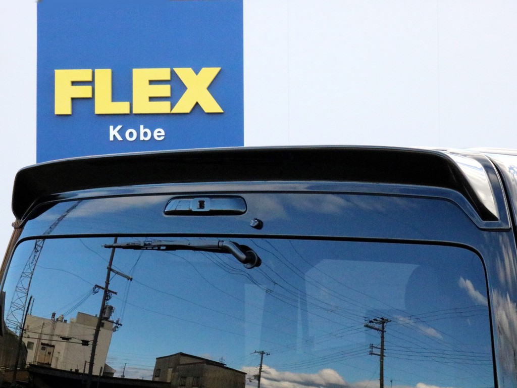 FLEXオリジナルリヤルーフスポイラーを装着！　高速域の空力特性や、全体のシルエットを整える効果が期待出来ます。
