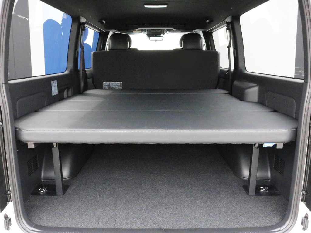 リヤアハッチを開くと荷室スペースにFLEXベッドキットType2が設置されています。従来のベッドキットのようにベッドパネルの境目に凸凹が無く、ベッド自体も柔らかく触り心地が良くなっています。