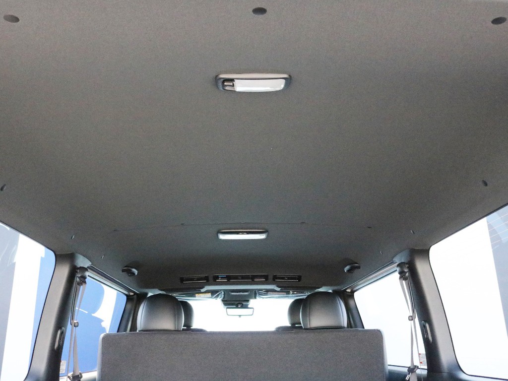 ダークプライムⅡ特別仕様なのでダークルーフ＆ブラックピラーになっています。車内に高級感が漂っています。