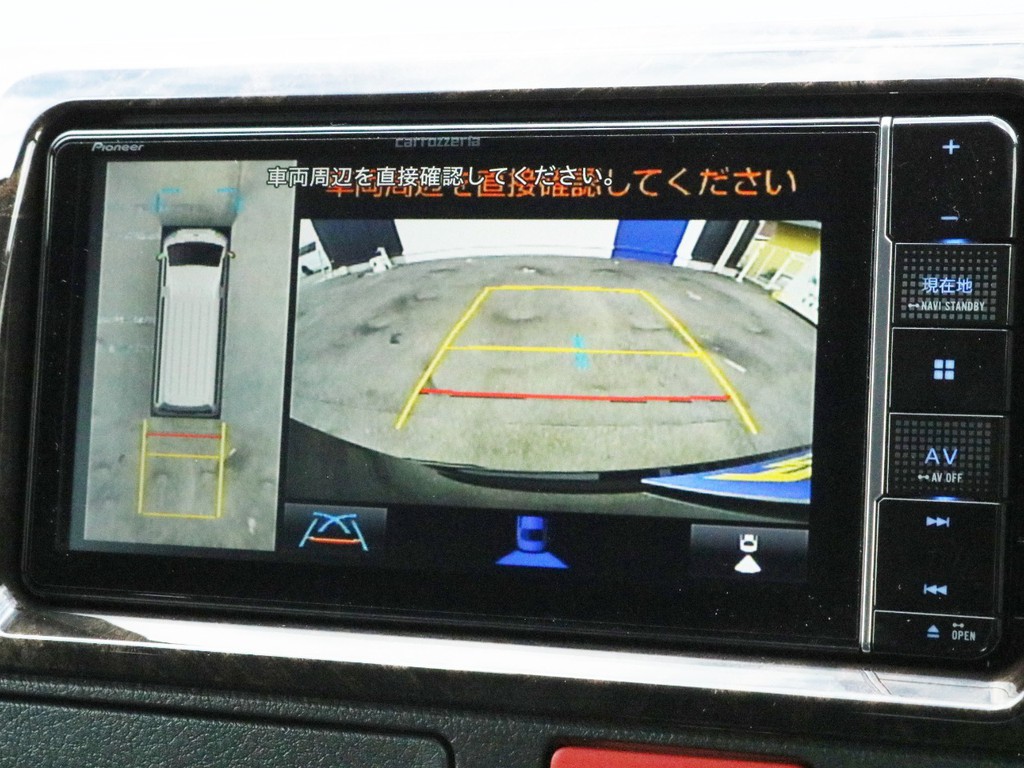 カロッツェリアSDフルセグナビを搭載！　ナビとしては勿論、オーディオや映像モニターとしてもご活用頂けます。バックカメラ、パノラミックビューモニターの映像はナビモニターに描写されます。