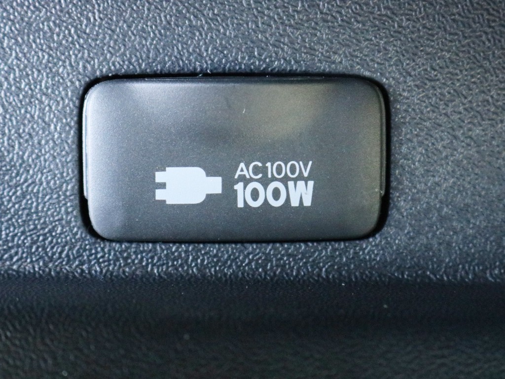 あると便利なAC100V電源も設置されています。携帯電話等のモバイル端末の充電にご活用頂けます。