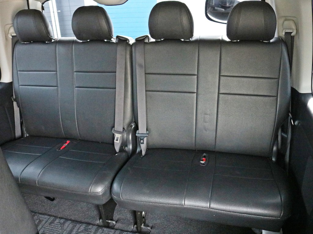 ４列目シートには4人の着席が可能です。4列目シートを跳ね上げ収納することによって、荷室スペースを確保する事も可能です。