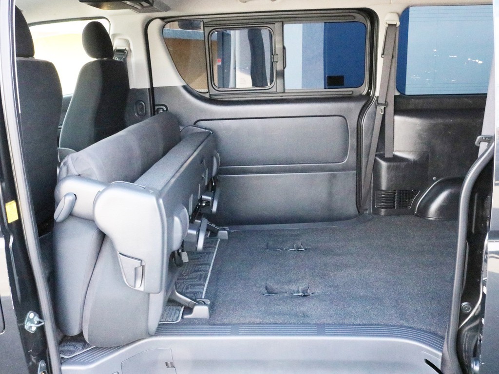2列目シートを前方へ跳ね上げ収納した状態です。荷室スペースをより広く使うことが可能です。