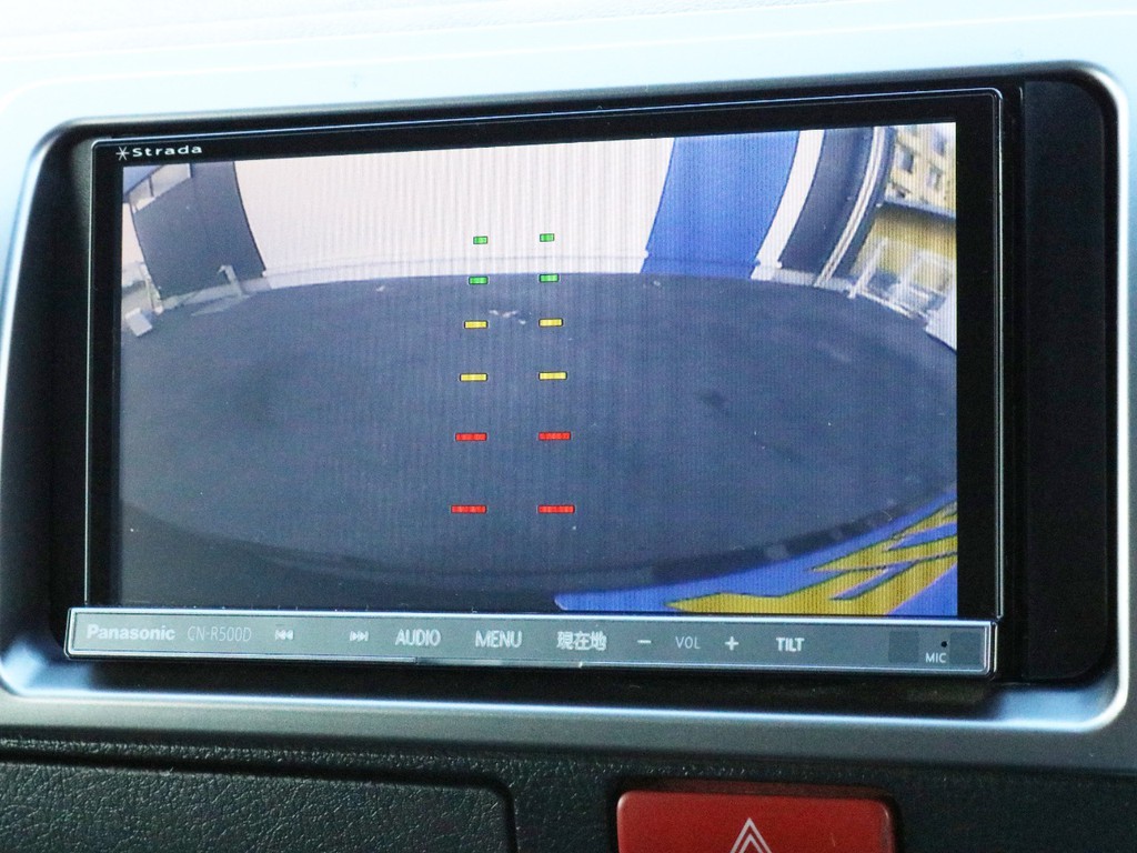 ストラーダ　ブルーレイ対応SDフルセグナビを搭載！　バックカメラの映像はナビモニターに描写されます。駐停車時に後方の距離を確認すのにとても便利です。