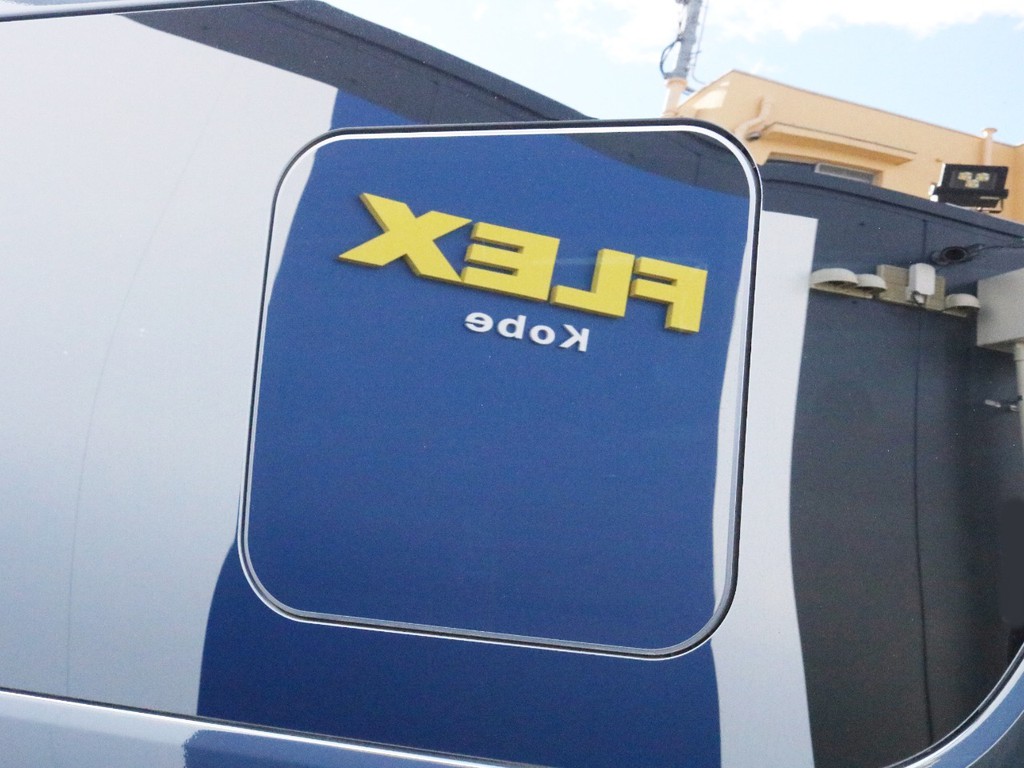 スライドドアには内側から開閉可能な小窓が設置されています。走行中にも外の風景を直接見たり、換気する事が可能です。