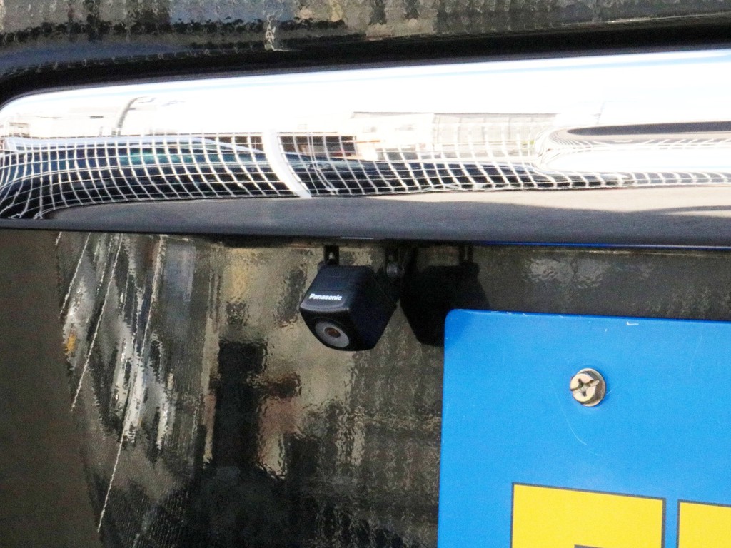 駐車時に便利なバックカメラも設置されています。バックカメラの映像はナビモニターに出力されます。