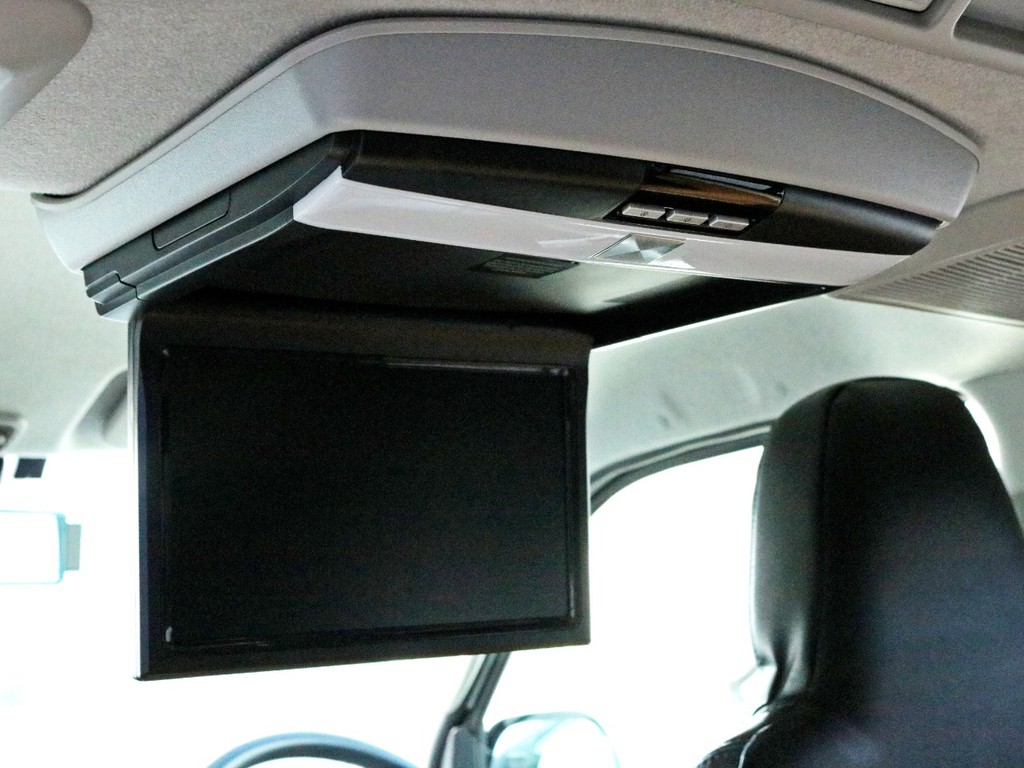 フリップダウン後席モニターを搭載！　後席のゲストをもてなす他、車中泊時にTVやDVDを楽しむことも可能です。