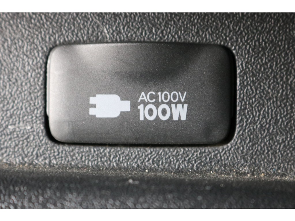 あると便利なアクセサリーコネクターAC100V電源も設置されています。携帯電話等、モバイル端末の充電などにご活用頂けます。