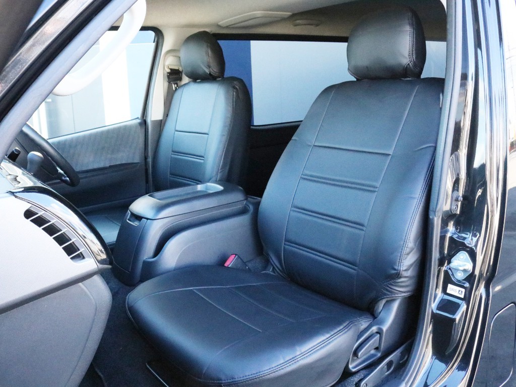 レザー調シートカバーを装着済み！　中古車両とは思えない綺麗な座席にお座り頂けます。