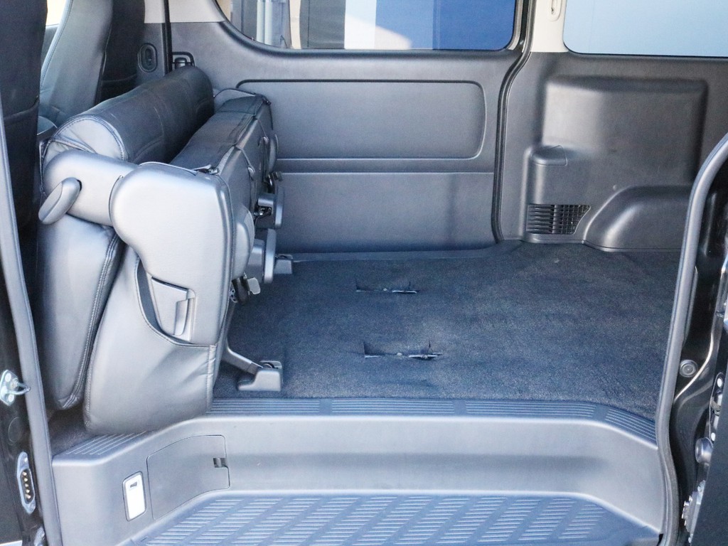 2列目シートを前方へ跳ね上げ収納することによって、より広い荷室スペースを確保する事が可能です。