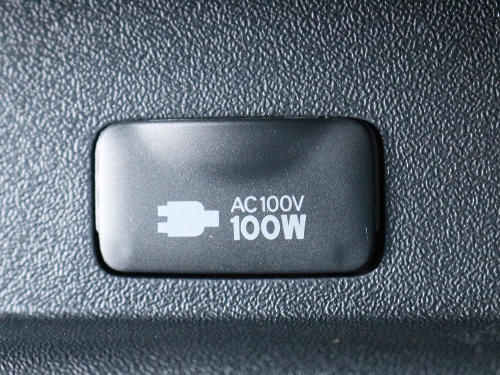 あると便利なAC100V電源も設置されています。携帯電話等のモバイル端末の充電にご活用頂けます。