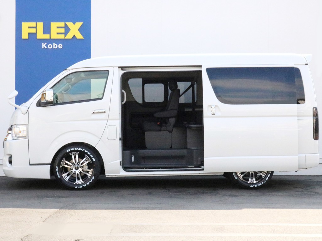 メーカーオプションのパワースライドドアを完備！　車高は1.5インチローダウン施工済み！　ローダウンしたことにより日々の乗り降りが少し楽になります。