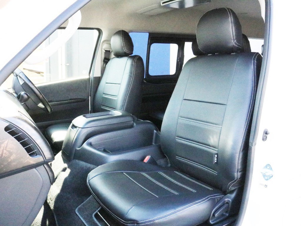 FLEXオリジナルレザー調シートカバーを装着済み！　車内に統一感を与えると共に、純正シートの保護効果も期待出来ます。