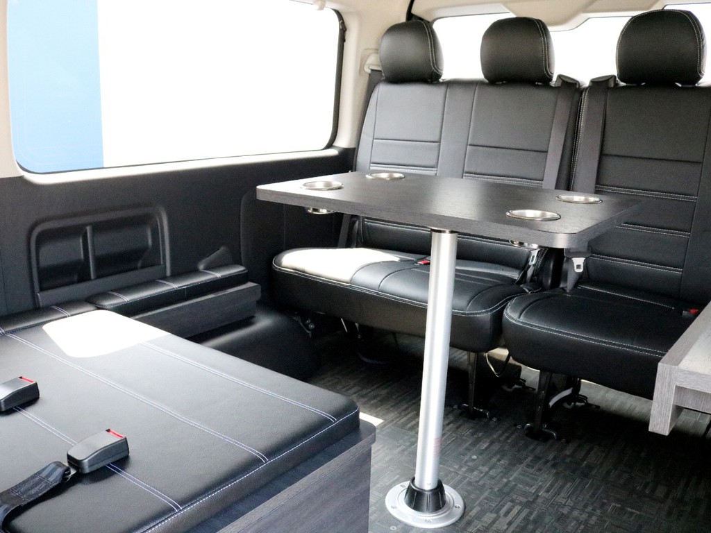 テーブルモードです。3列目シートは後ろ向き2名の乗車が可能です。テーブルを囲みながら旅を楽しみましょう！