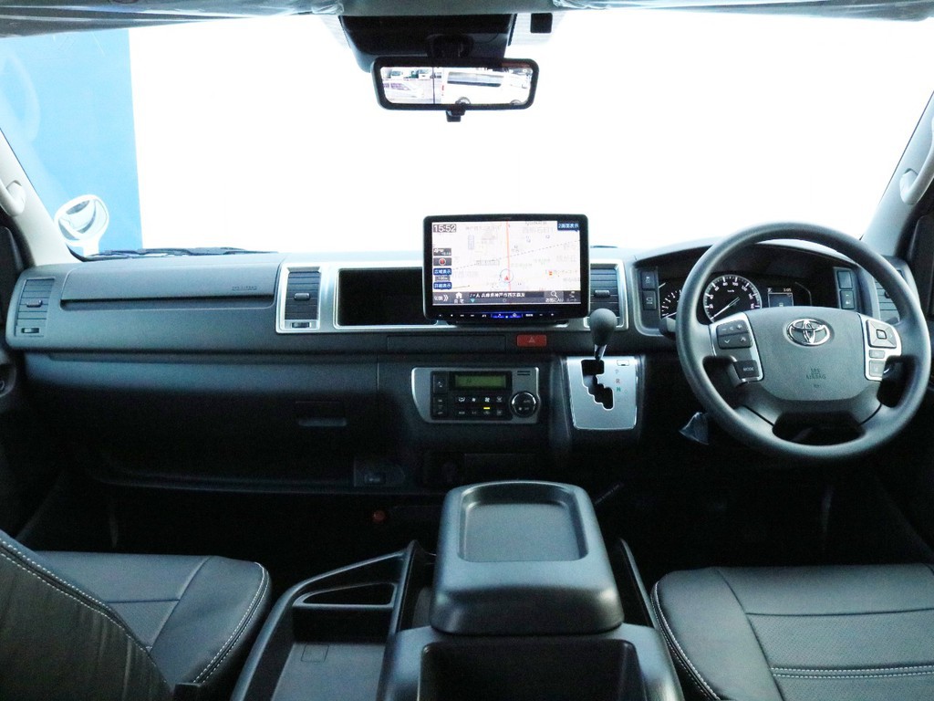 電装系には憧れのBIG-X 11インチフローティングフルセグナビを搭載してします！　写真はコックピット全体ですが、ナビの大きさがひと際目立ちます！