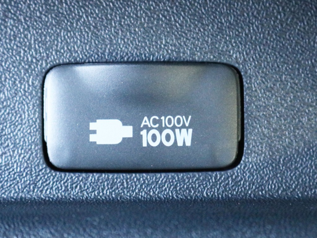 あると便利なアクセサリーコネクターAC100Vを完備！　モバイル端末の充電などにご活用頂けます。