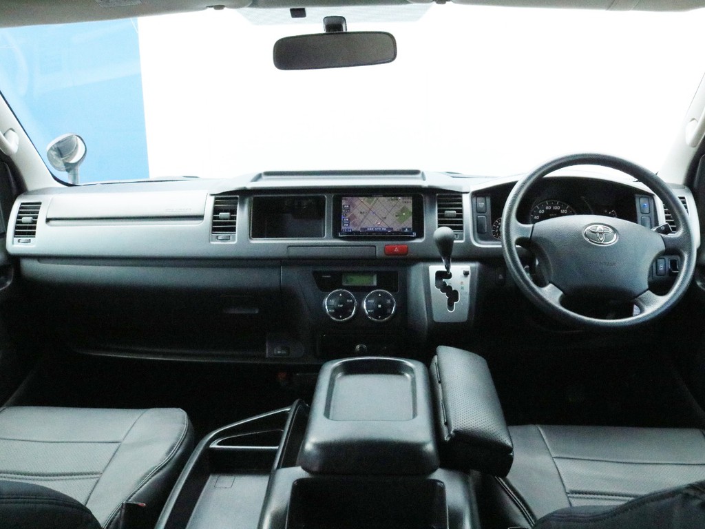 インテリアは純正配列の全シートにFLEXレザー調シートカバーを装着済み！　電装系にはカロッツェリアナビ、ハイウェイドライブの必需品ETCも完備しています。