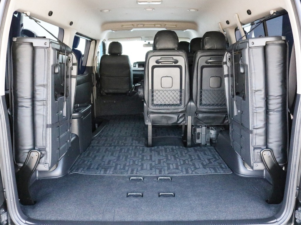 リアハッチを開き、4列目シートを跳ね上げ収納することによって十分な荷室スペースが確保できます。