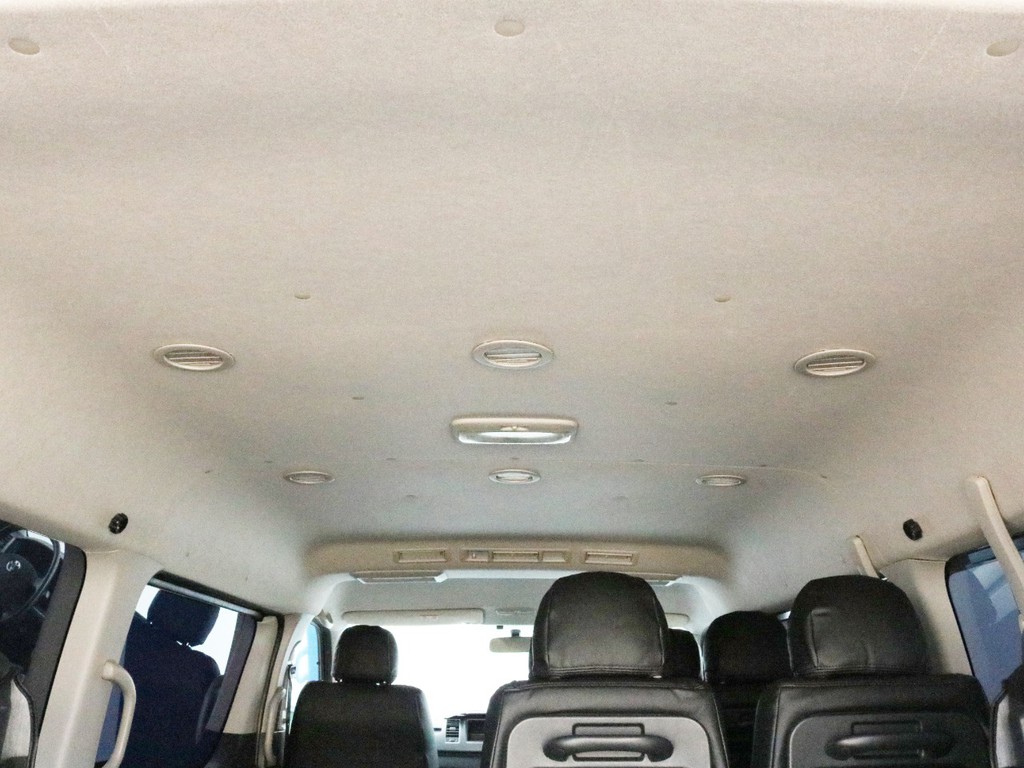 後席用のエアコンダクトが多数設置されています。暑がりな方、寒がりな方に対応できます。